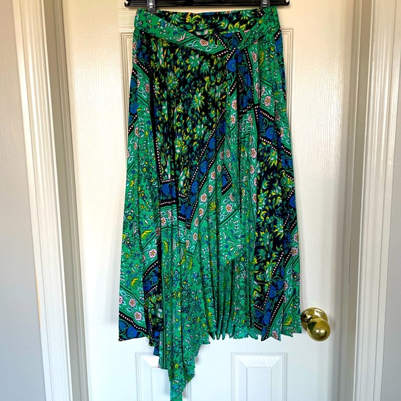 Topshop Dresses & Skirts - Topshop Pleated Pattern Midi Skirt